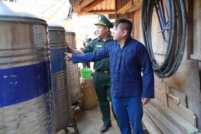 Bí thư chi bộ Sùng Mí Có cho biết nhiều hộ ở xóm Lũng Mần đã biết dùng téc để trữ nước mưa phục vụ sinh hoạt, sản xuất. Ảnh: Mai Hương