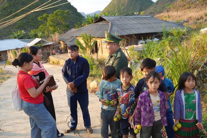 Bí thư Chi bộ xóm Lũng Mần Sùng Mí Có chia sẻ với phóng viên Báo Đại biểu Nhân dân về việc khai thông tư tưởng cho bà con trong công tác mở đường. Ảnh: Nguyễn Ánh