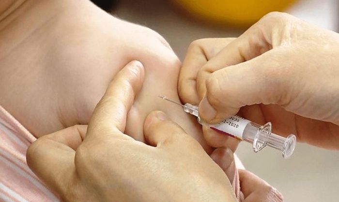 Tiêm vaccine là một trong những biện pháp quan trọng giúp phòng bệnh não mô cầu, song hiệu quả bảo vệ phụ thuộc vào nhóm huyết thanh của vi khuẩn và loại vaccine được sử dụng, do đó cần tham vấn cơ sở y tế để lựa chọn phù hợp