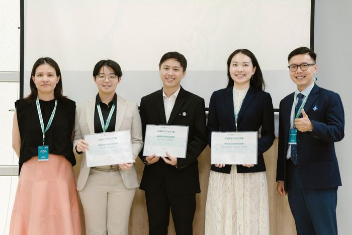 Trước đó, Ngọc Linh (thứ hai từ phải qua) từng tham gia các sân chơi học thuật và đạt được những kết quả đáng ghi nhận, trong đó có giải Nhì BCKH tại Hội nghị thường niên Sinh viên RHM Châu Á Thái Bình Dương năm 2025. Ảnh: NVCC