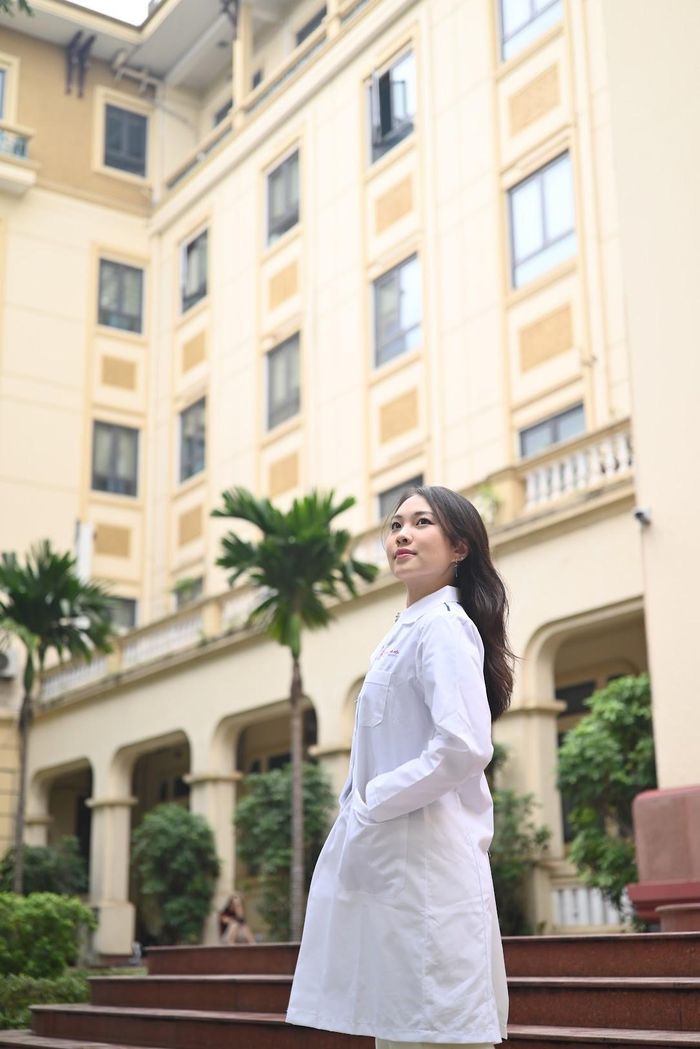 Với Linh, tham gia cuộc thi không có nghĩa là xem nhẹ việc học. Ngược lại, trải nghiệm ấy giúp Linh nhìn rõ hơn những gì mình đã có và những điều còn thiếu. Ảnh: NVCC