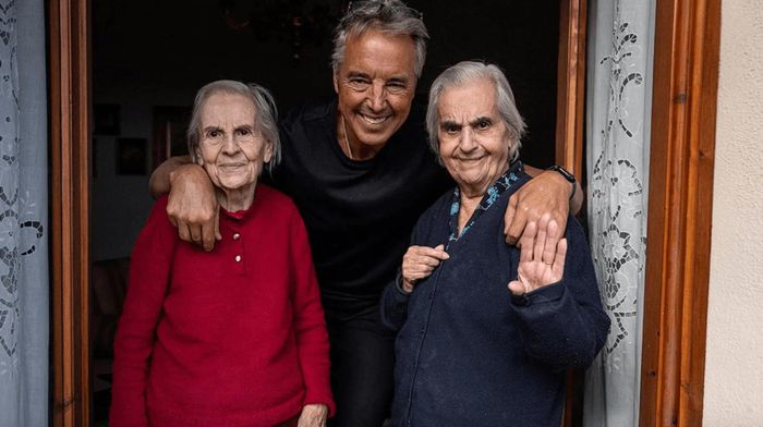 Ông Dan Buettner (ở giữa) chụp ảnh cùng hai cụ bà trăm tuổi ở Bolotana. Ảnh: Marisa Montibeller