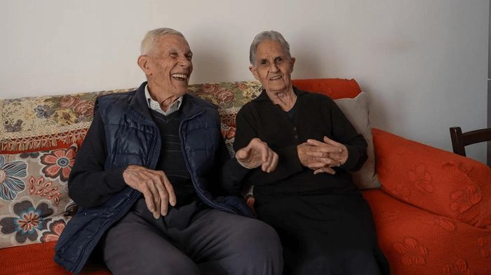 Hai cụ già thọ hơn trăm tuổi, Salvatore và Nina, ở Bolotana. Ảnh: Marisa Montibeller