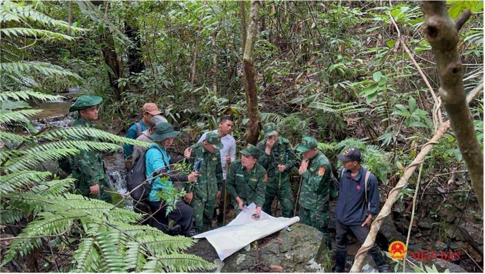 Công tác tìm kiếm, khảo sát và quy tập hài cốt liệt sĩ đang diễn ra vô cùng gấp rút. Ảnh: Nguyễn Bằng