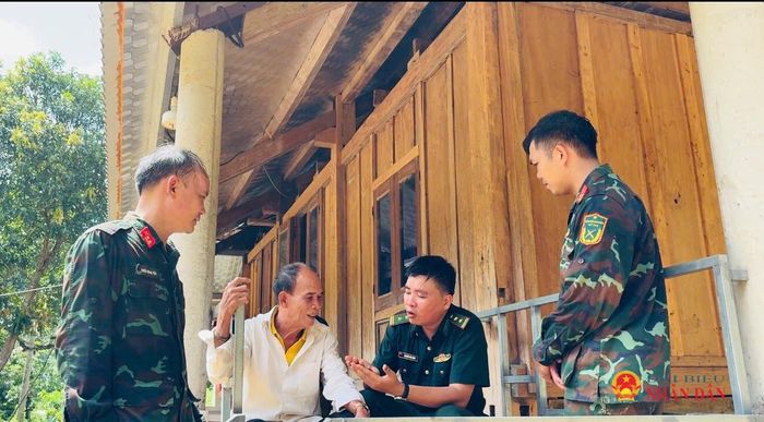 Thông tin từ người dân, già làng, trưởng bản và cựu chiến binh là chiếc "la bàn" để tổ công tác lần lại con đường xưa. Ảnh: Nguyễn Bằng