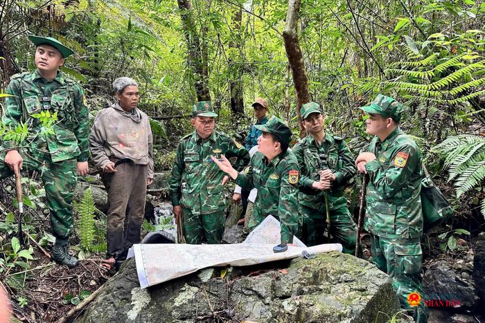 Tổ công tác lần theo ký ức của người dân cùng với việc đối chiếu, xác minh qua bản đồ. Ảnh: Nguyễn Bằng