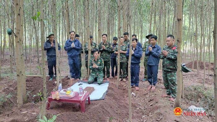 Lực lượng chức năng tìm kiếm, quy tập được nhiều hài cốt liệt sĩ tại khu vực rừng tràm xã Dân Hóa. Ảnh: Bộ CHQS tỉnh Quảng Trị