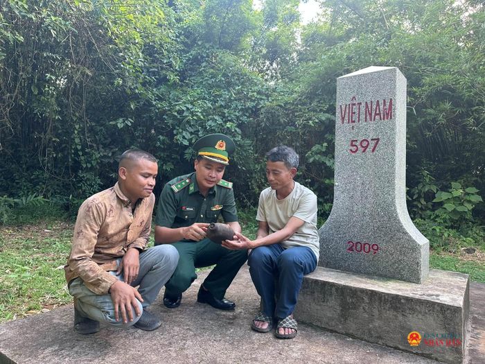 Ký ức của người dân, cựu chiến binh đã giúp lực lượng chức năng lần tìm được nhiều vị trí có hài cốt liệt sĩ. Ảnh: Nguyễn Bằng