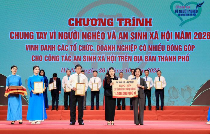 Bà Nguyễn Phương Anh – Phó Tổng Giám đốc tập đoàn Tân Á Đại Thành đại diện trao ủng hộ 1 tỷ đồng.