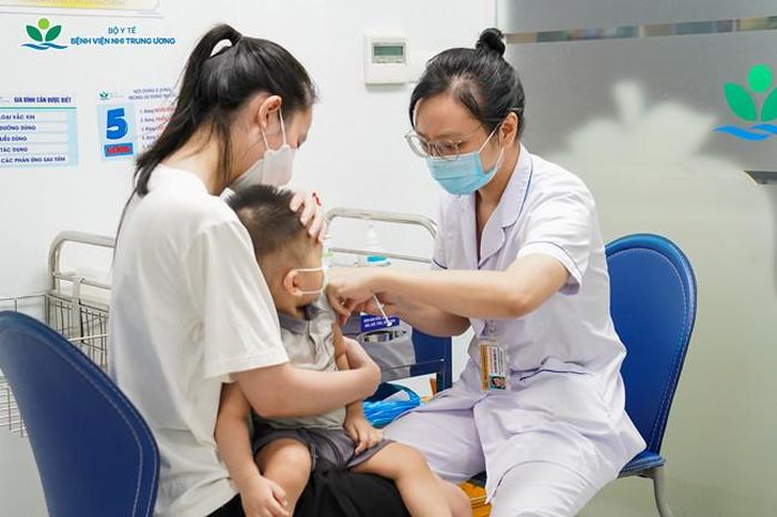 Tiêm chủng vaccine là biện pháp phòng bệnh hiệu quả nhất để làm giảm tỷ lệ mắc bệnh và tỷ lệ tử vong do các bệnh truyền nhiễm. Ảnh: BVCC