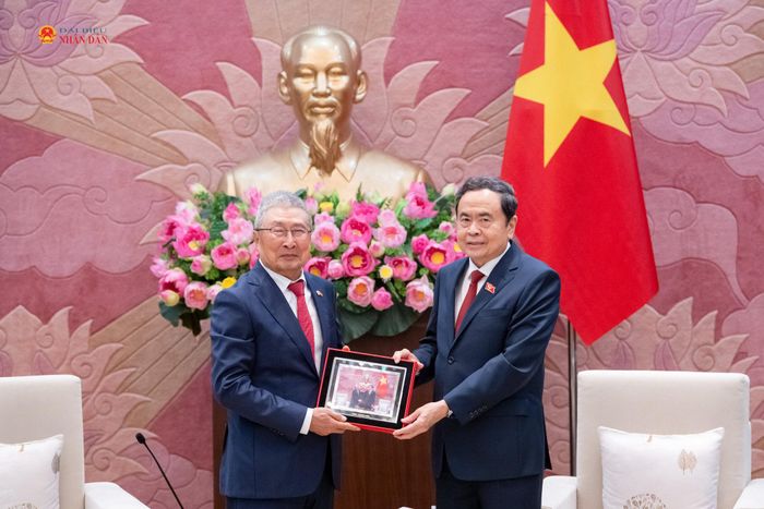 Chủ tịch Quốc hội Trần Thanh Mẫn trao quà lưu niệm Chủ tịch Hội hữu nghị Hàn Quốc – Việt Nam Lee Shin Jae