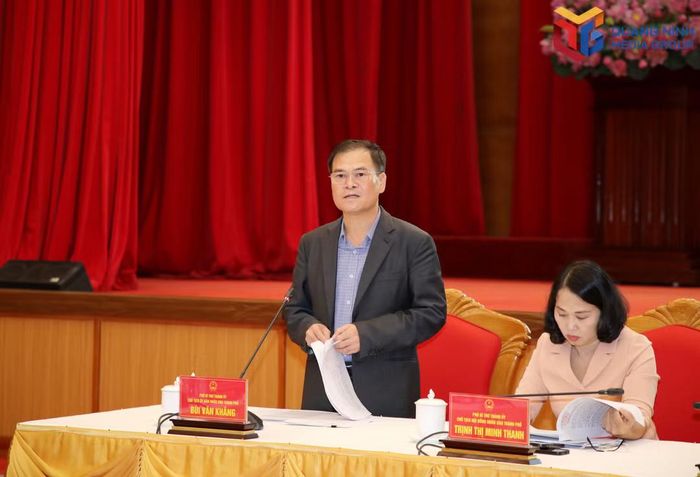 Phó Bí thư Thành ủy, Chủ tịch UBND thành phố Quảng Ninh Bùi Văn Khắng phát biểu tại hội nghị