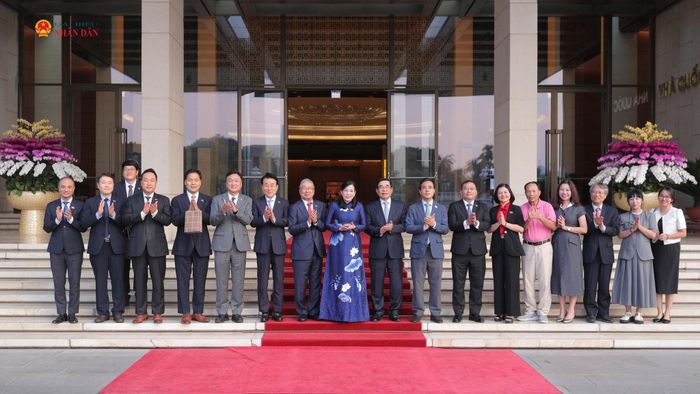 Các đại biểu chụp ảnh lưu niệm. Ảnh: Hồ Long