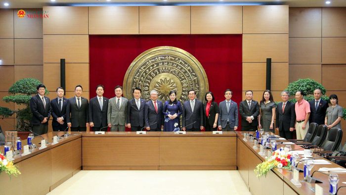 Các đại biểu chụp ảnh lưu niệm. Ảnh: Hồ Long
