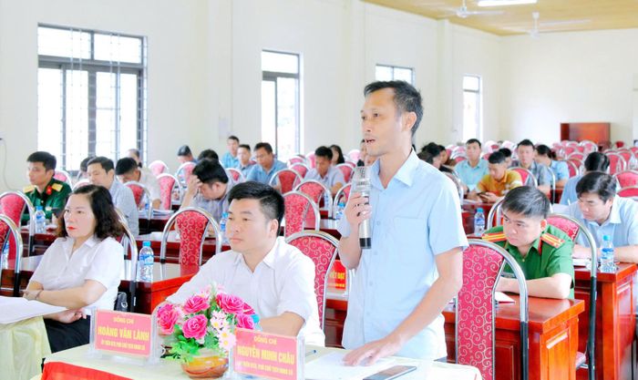 Cử tri xã Cốc Pàng phát biểu kiến nghị tại hội nghị. Ảnh: Nguyễn Thuý