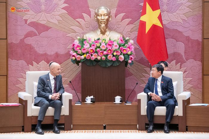 Chủ tịch Nhóm Nghị sĩ hữu nghị Việt Nam - Pháp Vũ Hải Hà và Đại sứ Pháp tại Việt Nam Didier Le Bret tại cuộc gặp. Ảnh: Phạm Thắng