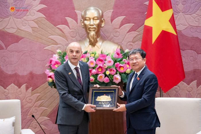 Chủ tịch Nhóm Nghị sĩ hữu nghị Việt Nam - Pháp Vũ Hải Hà trao quà lưu niệm cho Đại sứ Pháp tại Việt Nam Didier Le Bret. Ảnh: Phạm Thắng