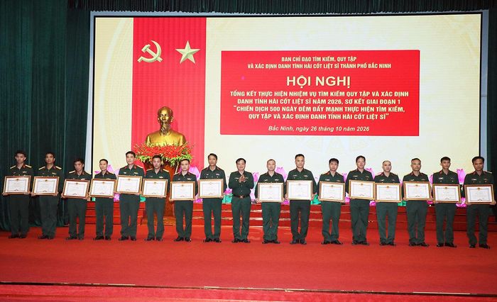 Đại tá Dương Trung Kiên, Phó Chính ủy, Bộ CHQS thành phố, Phó Trưởng BCĐ thành phố trao Bằng khen cho các cá nhân