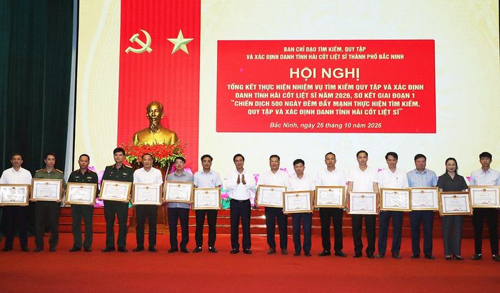 Phó Chủ tịch UBND thành phố Bắc Ninh Lê Xuân Lợi trao Bằng khen cho các tập thể có nhiều thành tích trong Chiến dịch