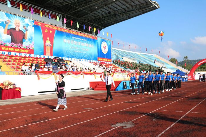 Các đội tham gia thi đấu diễu hành qua khán đài