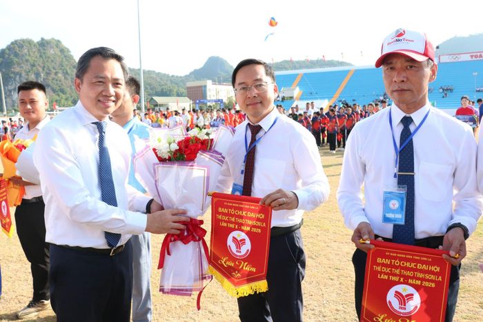 Chủ tịch UBND tỉnh Sơn La Nguyễn Đình Việt tặng hoa, cờ lưu niệm cho các đoàn vận động viên và trọng tài tại Đại hội.