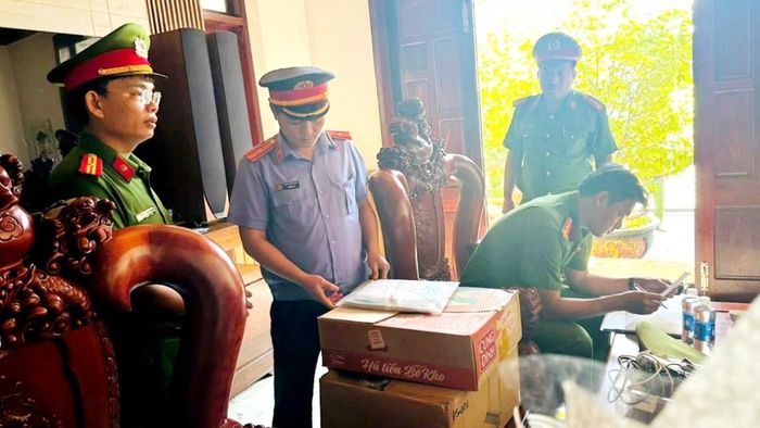 Tại nơi ở của đối tượng Đ.T.T., trú tại xã Thượng Đức (TP. Đà Nẵng), lực lượng chức năng phát hiện và thu giữ nhiều tang vật liên quan (Ảnh: Công an Đà Nẵng).