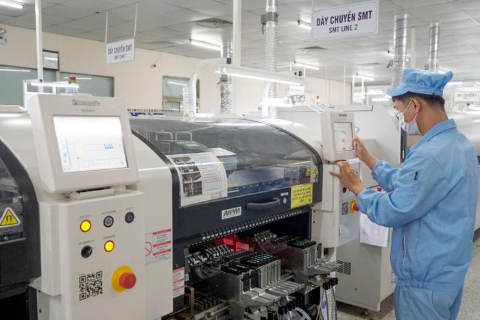 Công nhân vận hành dây chuyền sản xuất điện tử tại Hanel PT. Ảnh: DN