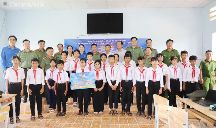 Các đại biểu bàn giao công trình thanh niên “Sân chơi cho em” tại Trường Văn hóa CAND III và “Phòng máy tính cho em” tại Trường THCS Long Phú.