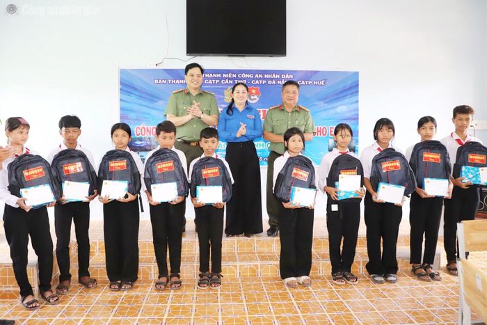 Lãnh đạo các đơn vị tặng quà cho các em học sinh Trường THCS Long Phú.