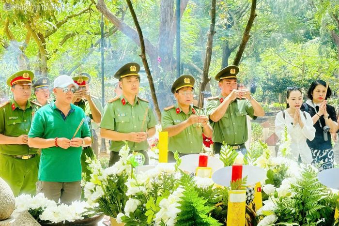 Đoàn công tác dâng hương lên mộ Anh hùng LLVTND Võ Thị Sáu tại Đặc khu Côn Đảo (TP Hồ Chí Minh).