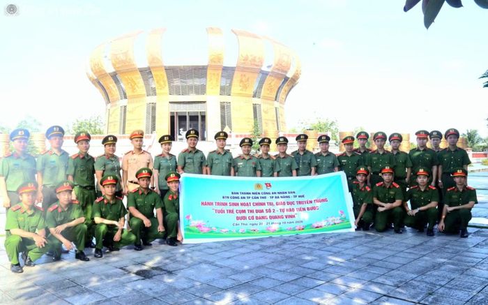Tuổi trẻ Công an Cụm thi đua số 2 và Ban Thanh niên CAND tổ chức viếng Nghĩa trang Hàng Dương tại Đặc khu Côn Đảo (TP Hồ Chí Minh) và Đền thờ Vua Hùng tại TP Cần Thơ.