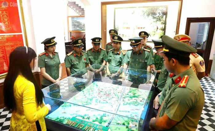 Các đại biểu dâng hương tại Nhà tưởng niệm Chủ tịch Hồ Chí Minh và tìm hiểu lịch sử tại Nhà truyền thống Công an TP Cần Thơ.