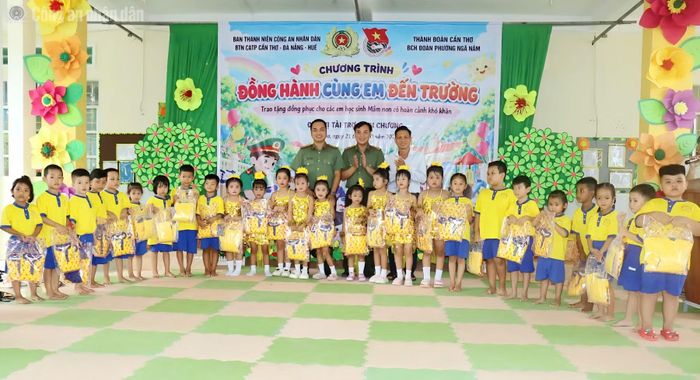 Trao tặng đồng phục học sinh tại Trường Mẫu giáo Ngã Năm.