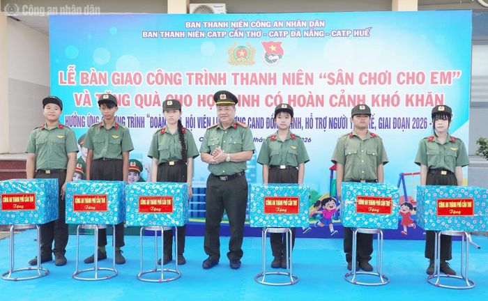 Đại tá Nguyễn Thanh Tràng, Phó Giám đốc Công an TP Cần Thơ tặng quà cho học sinh Trường Văn hóa CAND III.