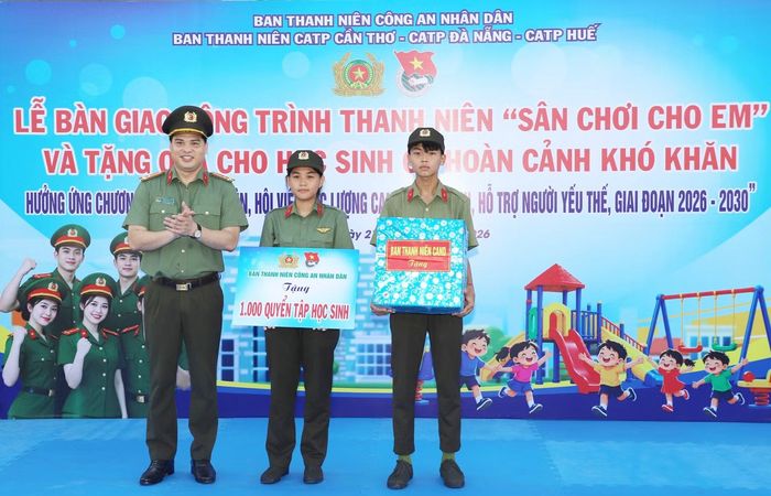 Thượng tá Đồng Đức Vũ, Trưởng Ban Thanh niên CAND trao tập, tặng quà cho đại diện học sinh Trường Văn hóa CAND III.