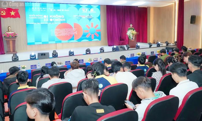 Tuổi trẻ Công an Cụm thi đua số 2 tuyên truyền, phổ biến pháp luật tại Trường Cao đẳng Tây Đô.