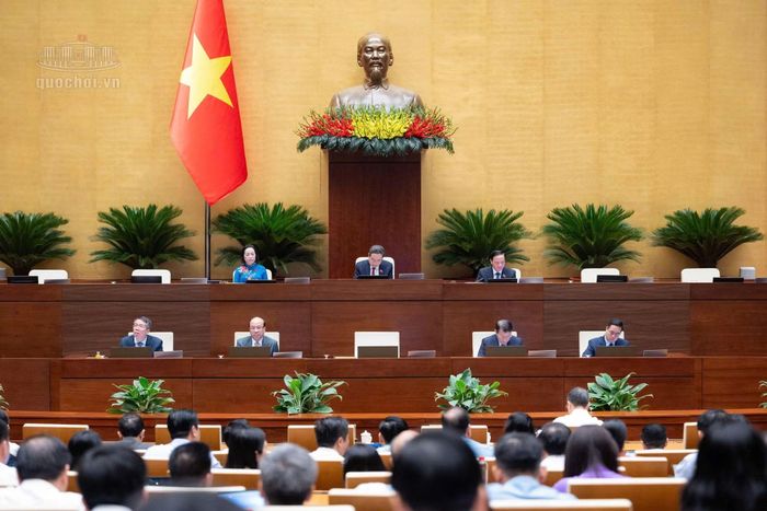 Các đồng chí lãnh đạo Quốc hội tại phiên thảo luận.