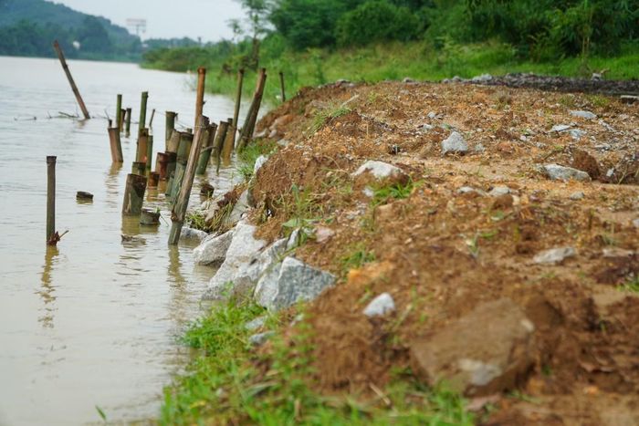 Tình trạng xói lở bờ sông Hương đe dọa đến các hạng mục của đình làng Hải Cát - nơi gắn với lễ hội điện Hòn Chén đã được ghi danh là Di sản văn hóa phi vật thể quốc gia.