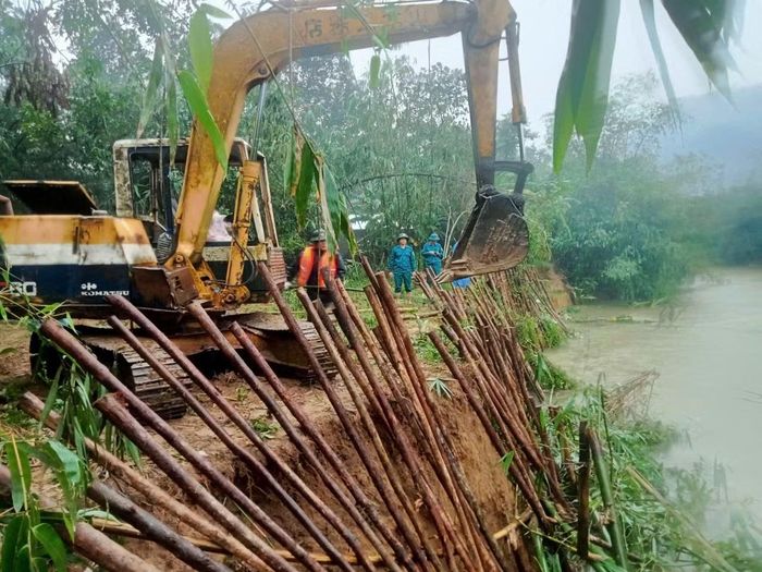 Lực lượng chức năng xã Chân Mây - Lăng Cô tổ chức các giải pháp tạm thời để xử lý sạt lở sông Bù Lu vào cuối năm 2025.