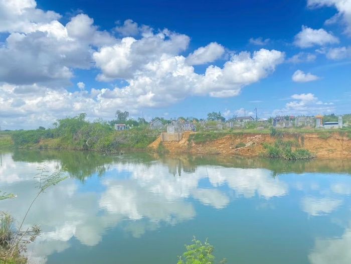 Sạt lở sông Bồ đang từng ngày "ngoạm" vào khu rừng sản xuất và nghĩa trang của người dân xã Quảng Điền.