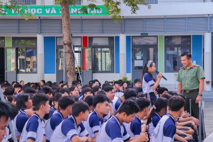 Học sinh hào hứng tham gia ý kiến tại buổi tuyên truyền.