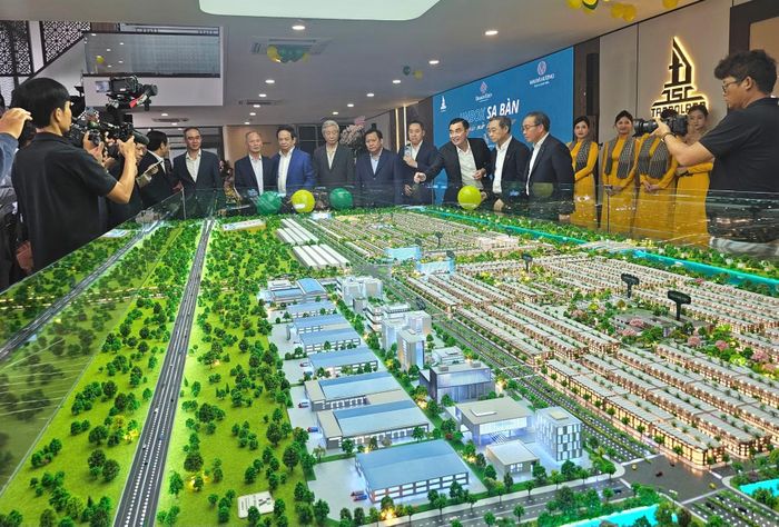 Dự án nhà ở thấp tầng và đất nền ở ngoại thành.