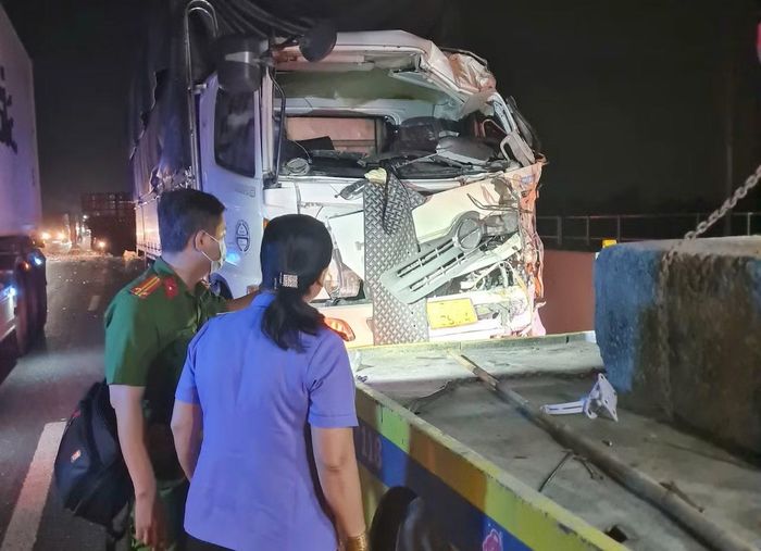 Lực lượng chức năng tiến hành công tác khám nghiệm, điều tra làm rõ nguyên nhân.