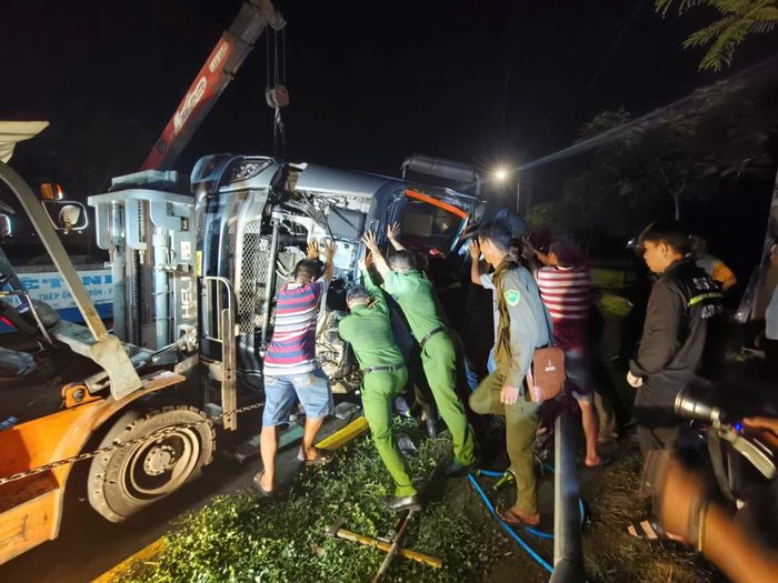 Lực lượng Công an tham gia giải cứu xe ô tô bị lật trên đường.