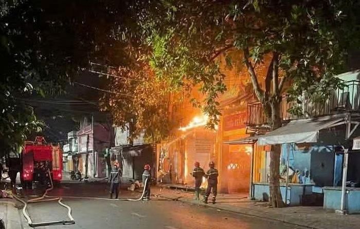 Hiện trường cháy quán ăn số 110, Tuyên quang, phường Phú Thủy