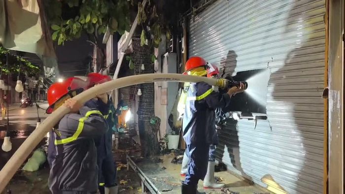 Đội chữa cháy đang khống chế ngọn lửa bên trong tiệm bán đồ ăn.