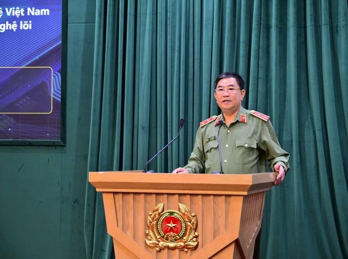 Trung tướng, GS.TS Trần Vi Dân, Ủy viên Hội đồng Lý luận Trung ương, thành viên Ban Nghiên cứu chuyên đề giúp việc Bộ trưởng Bộ Công an phát biểu tại hội thảo.
