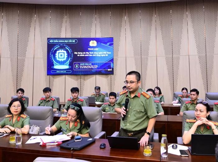 Đại biểu nêu vấn đề thảo luận với các nhà khoa học, chuyên gia tại hội thảo.