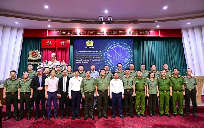 Các đại biểu chụp ảnh lưu niệm tại hội thảo.