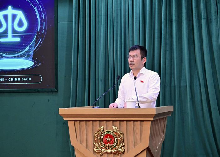 Đại tá, PGS.TS Nguyễn Trung Kiên, Ủy viên chuyên trách Ủy ban Quốc phòng, An ninh và Đối ngoại của Quốc hội phát biểu tại hội thảo.